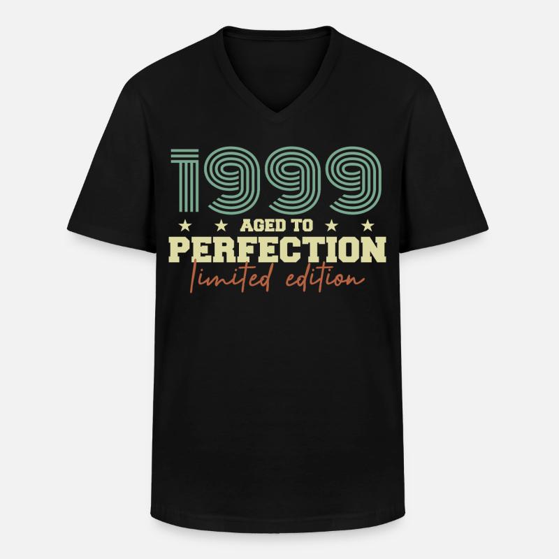 1999 - Männer-T-Shirt mit V-Ausschnitt - Schwarz