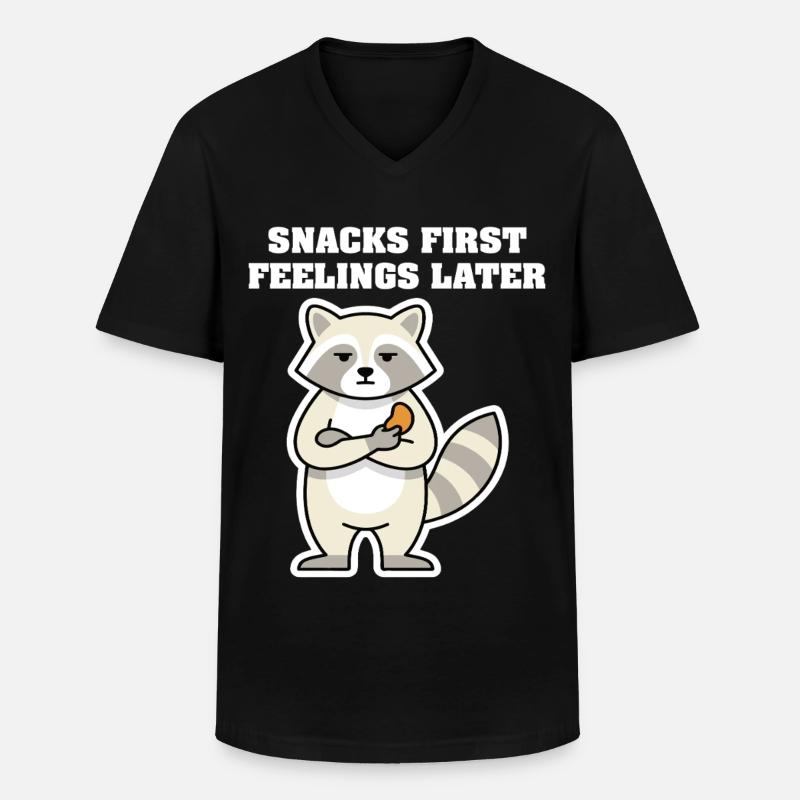 SNACKS FIRST FEELINGS LATER Waschbär - Männer-T-Shirt mit V-Ausschnitt - Schwarz