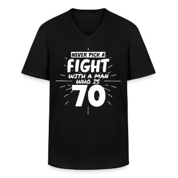70 års fødselsdag Mænd 70 år gammel mand - Klassisk herre T-shirt med V-udskæring - sort - Foran - AI Model Male 178 dark (178cm)