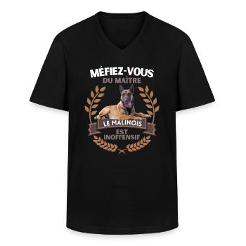 Méfiez-vous du maître, le malinois est inoffensif - T-shirt col V Homme - noir - Devant - AI Model Male 178 dark (178cm)