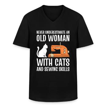 Never Underestimate An Old Woman With Cats And - T-shirt col V Homme - noir - Devant - AI Model Male 178 dark (178cm)