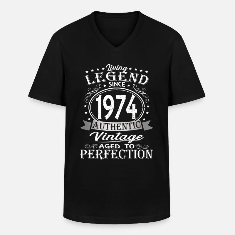Lebende Legende 1974 - Männer-T-Shirt mit V-Ausschnitt - Schwarz