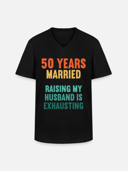 50 jaar getrouwd grappige 50e huwelijksverjaardag - Klassiek mannen T-shirt met V-hals - zwart