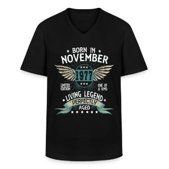 Født i november 1977 - Klassisk herre T-shirt med V-udskæring - sort - Foran - AI Model Male 178 dark (178cm)