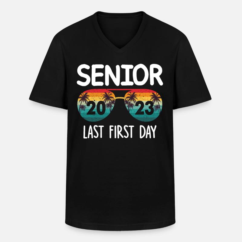 Senior last first day - Männer-T-Shirt mit V-Ausschnitt - Schwarz