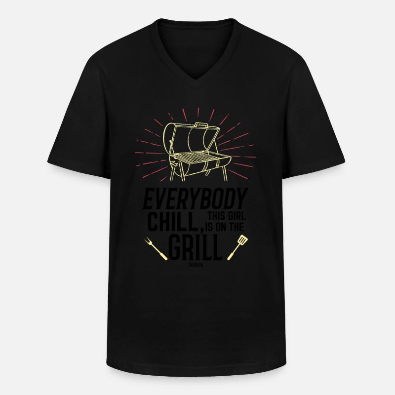 Frau steht am Grill - Männer-T-Shirt mit V-Ausschnitt - Schwarz