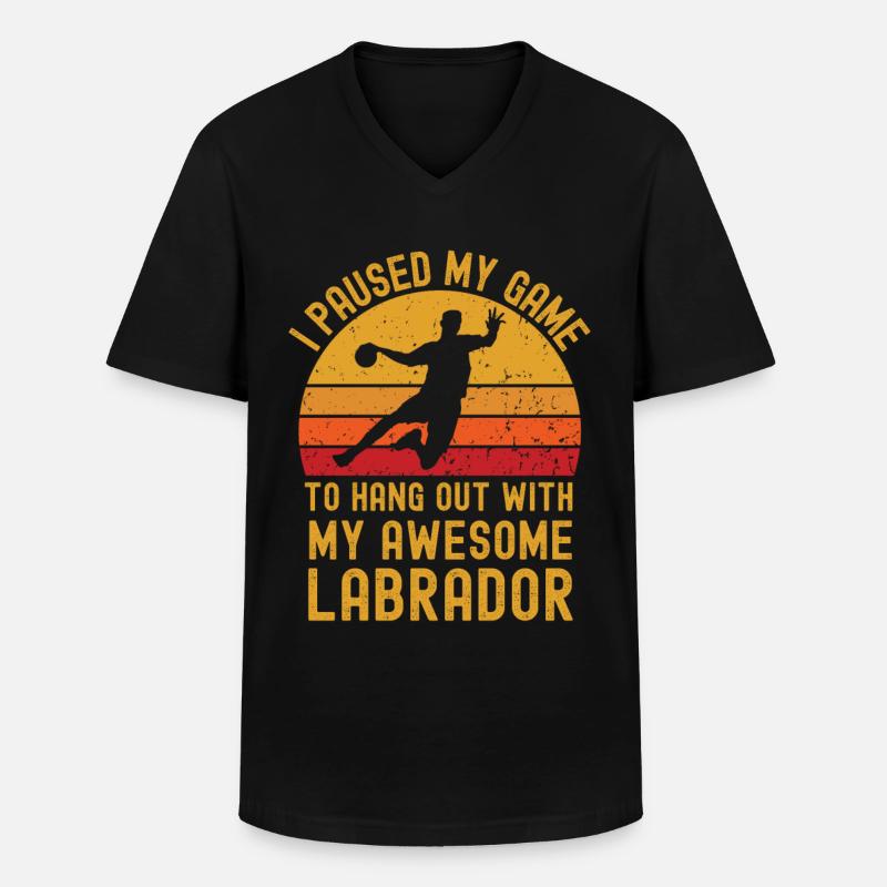 Handball und Labrador - Männer-T-Shirt mit V-Ausschnitt - Schwarz