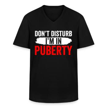 Bitte Nicht Stören: Ich Bin In Der Pubertät - Männer-T-Shirt mit V-Ausschnitt - Schwarz - Vorne - AI Model Male 178 dark (178cm)