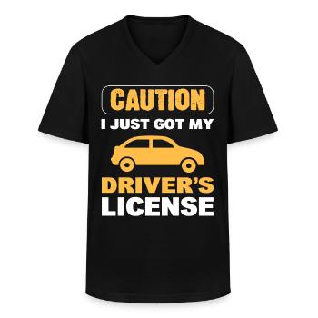Caution I Just Got My Driver's License New Driver - Männer-T-Shirt mit V-Ausschnitt - Schwarz - Vorne - AI Model Male 178 dark (178cm)