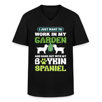 In meinem Garten arbeiten und mit meinem Boykin - Männer-T-Shirt mit V-Ausschnitt - Schwarz - Vorne - AI Model Male 178 dark (178cm)