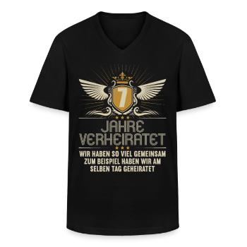 Wir haben viel gemeinsam 7.Hochzeitstag - Männer-T-Shirt mit V-Ausschnitt - Schwarz - Vorne - AI Model Male 178 dark (178cm)