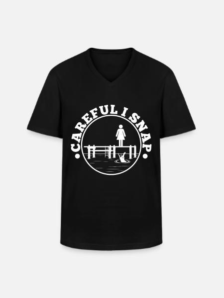 Careful i snap alligator - Men's V-Neck T-Shirt - black