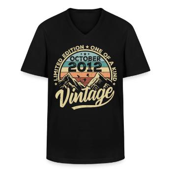 Oktober 2012 Geburtstag 2012 Geboren Oktober 2012 - Männer-T-Shirt mit V-Ausschnitt - Schwarz - Vorne - AI Model Male 178 dark (178cm)