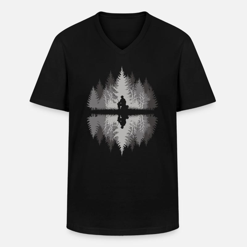 Angler im dunklen Wald - Männer-T-Shirt mit V-Ausschnitt - Schwarz