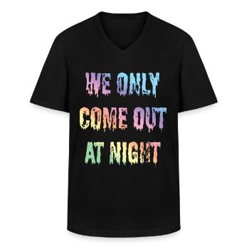 Lustige Sprüche, Statement, Text we only come out - Männer-T-Shirt mit V-Ausschnitt - Schwarz - Vorne - AI Model Male 178 dark (178cm)