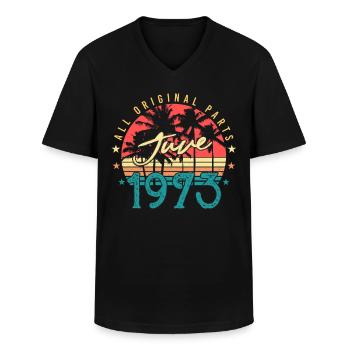 1973 Juni Retro - Männer-T-Shirt mit V-Ausschnitt - Schwarz - Vorne - AI Model Male 178 dark (178cm)