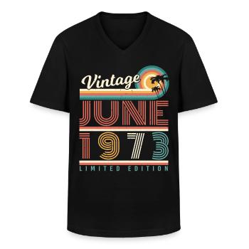 Vintage Juni 1973 - Männer-T-Shirt mit V-Ausschnitt - Schwarz - Vorne - AI Model Male 178 dark (178cm)