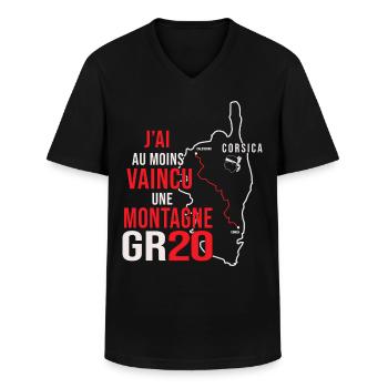 GR 20 vaincu une montagne corse randonnee gr 20 - T-shirt col V Homme - noir - Devant - AI Model Male 178 dark (178cm)