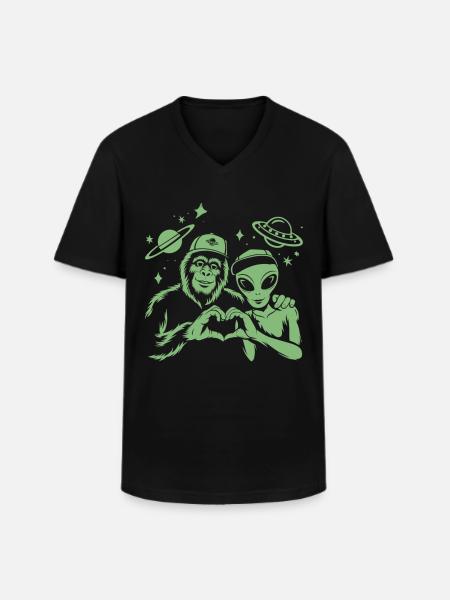 Bigfoot & Alien – Space Love - Männer-T-Shirt mit V-Ausschnitt - Schwarz