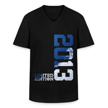 LIMITED EDITION 2013 13. GEBURTSTAG - Männer-T-Shirt mit V-Ausschnitt - Schwarz - Vorne - AI Model Male 178 dark (178cm)