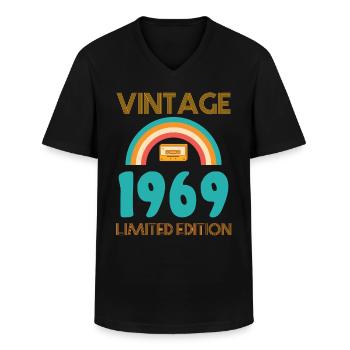 T-shirt né en 1969 - T-shirt col V Homme - noir - Devant - AI Model Male 178 dark (178cm)