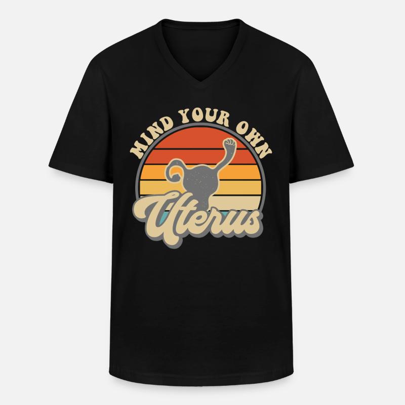 Mind your own uterus - Männer-T-Shirt mit V-Ausschnitt - Schwarz