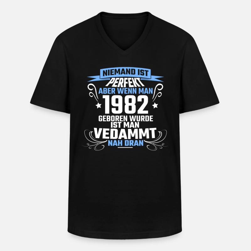 1982 - Männer-T-Shirt mit V-Ausschnitt - Schwarz