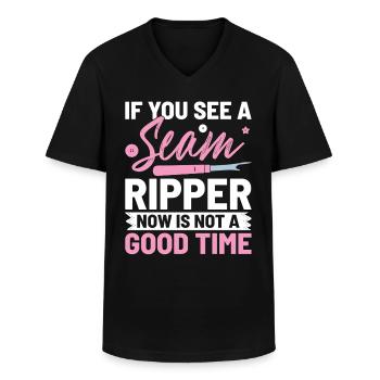 Wenn Sie einen Nahtaufreißer sehen, ist jetzt kein guter Zeitpunkt - Männer-T-Shirt mit V-Ausschnitt - Schwarz - Vorne - AI Model Male 178 dark (178cm)