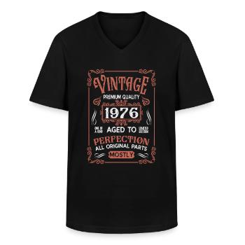 Geboren in 1976 - Klassiek mannen T-shirt met V-hals - zwart - Voor - AI Model Male 178 dark (178cm)
