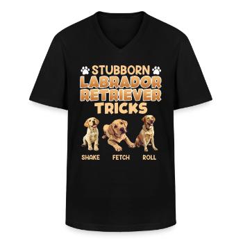 Labrador Fan STUBBORN LABRADOR TRICKS Labrador - Männer-T-Shirt mit V-Ausschnitt - Schwarz - Vorne - AI Model Male 178 dark (178cm)