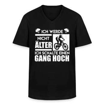 Radfahrer WERD NICHT ÄLTER SCHALTE EINEN GANG HOCH - Männer-T-Shirt mit V-Ausschnitt - Schwarz - Vorne - AI Model Male 178 dark (178cm)