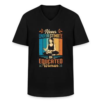 Unterschätzen Sie Niemals Eine Gebildete Frau. - Männer-T-Shirt mit V-Ausschnitt - Schwarz - Vorne - AI Model Male 178 dark (178cm)