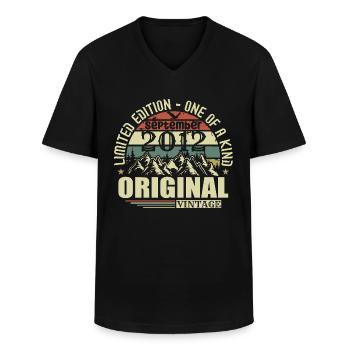 September 2012 Jahrgang September 2012 Geburtstag - Männer-T-Shirt mit V-Ausschnitt - Schwarz - Vorne - AI Model Male 178 dark (178cm)