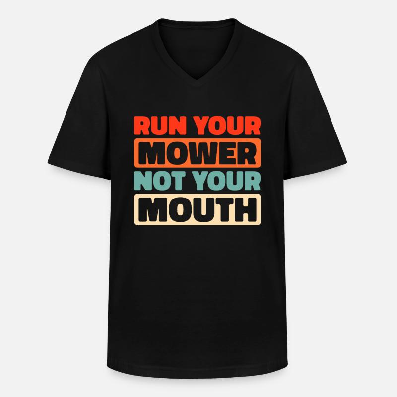 Rasenmäher Mähen - Männer-T-Shirt mit V-Ausschnitt - Schwarz