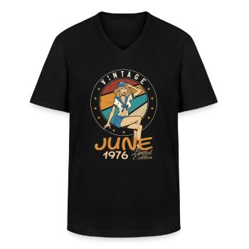 Vintage 1976 - Born In June 1976 - Männer-T-Shirt mit V-Ausschnitt - Schwarz - Vorne - AI Model Male 178 dark (178cm)