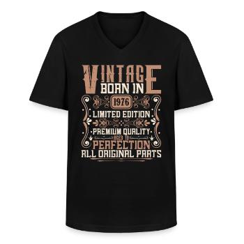1976 Geburtstag Jahrgang 1976 Geboren Vintage 1976 - Männer-T-Shirt mit V-Ausschnitt - Schwarz - Vorne - AI Model Male 178 dark (178cm)
