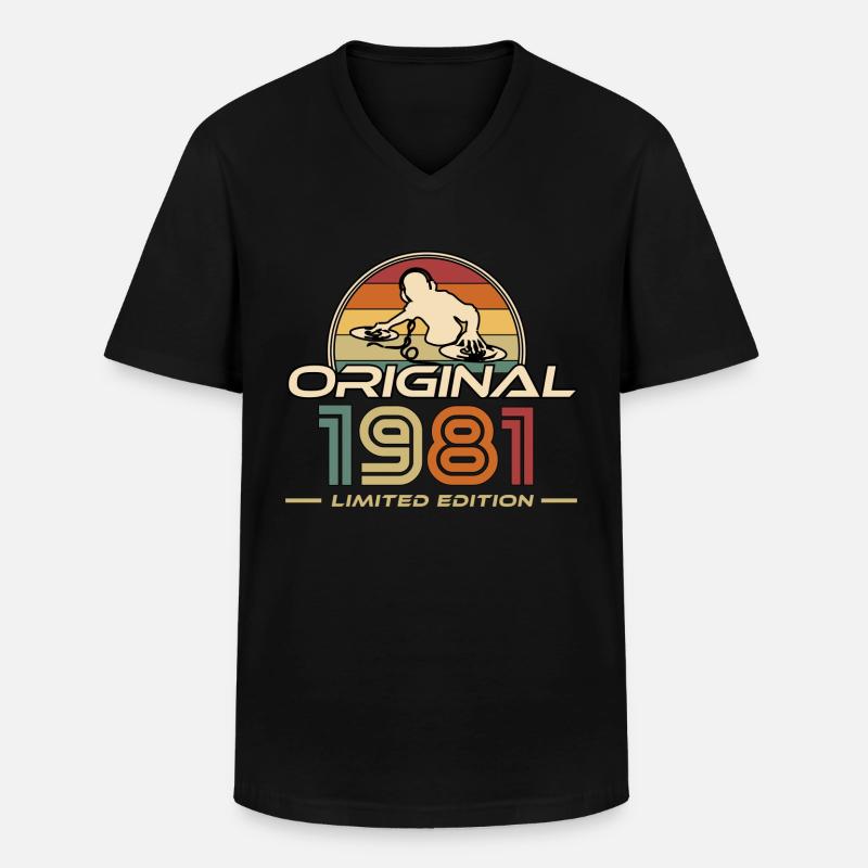 1981 - Männer-T-Shirt mit V-Ausschnitt - Schwarz