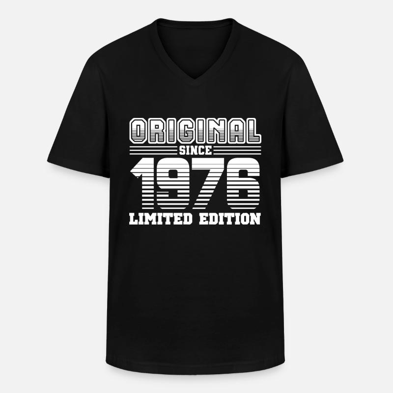1976 - Männer-T-Shirt mit V-Ausschnitt - Schwarz