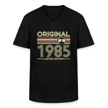 1985 - Männer-T-Shirt mit V-Ausschnitt - Schwarz - Vorne - AI Model Male 178 dark (178cm)