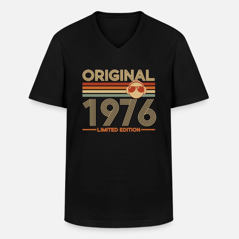1976 - Männer-T-Shirt mit V-Ausschnitt - Schwarz