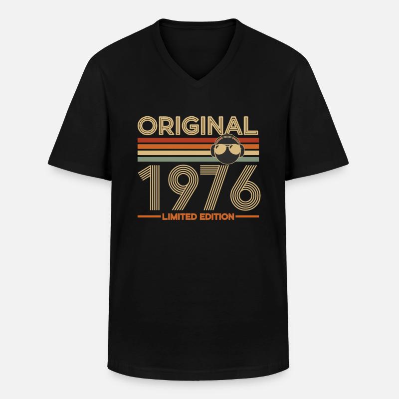 1976 - Männer-T-Shirt mit V-Ausschnitt - Schwarz