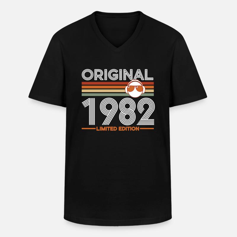 1982 - Männer-T-Shirt mit V-Ausschnitt - Schwarz