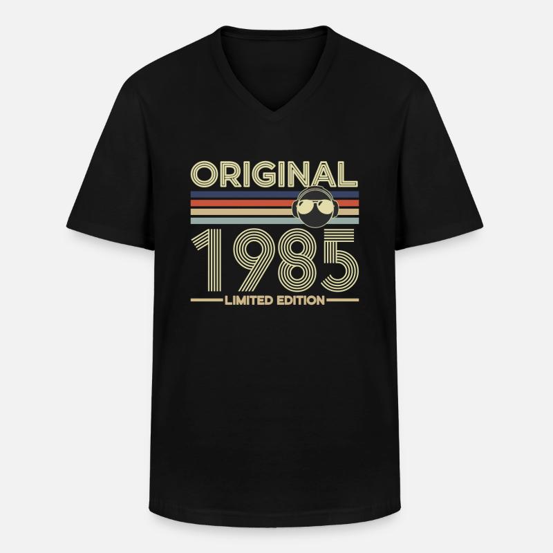 1985 - Männer-T-Shirt mit V-Ausschnitt - Schwarz