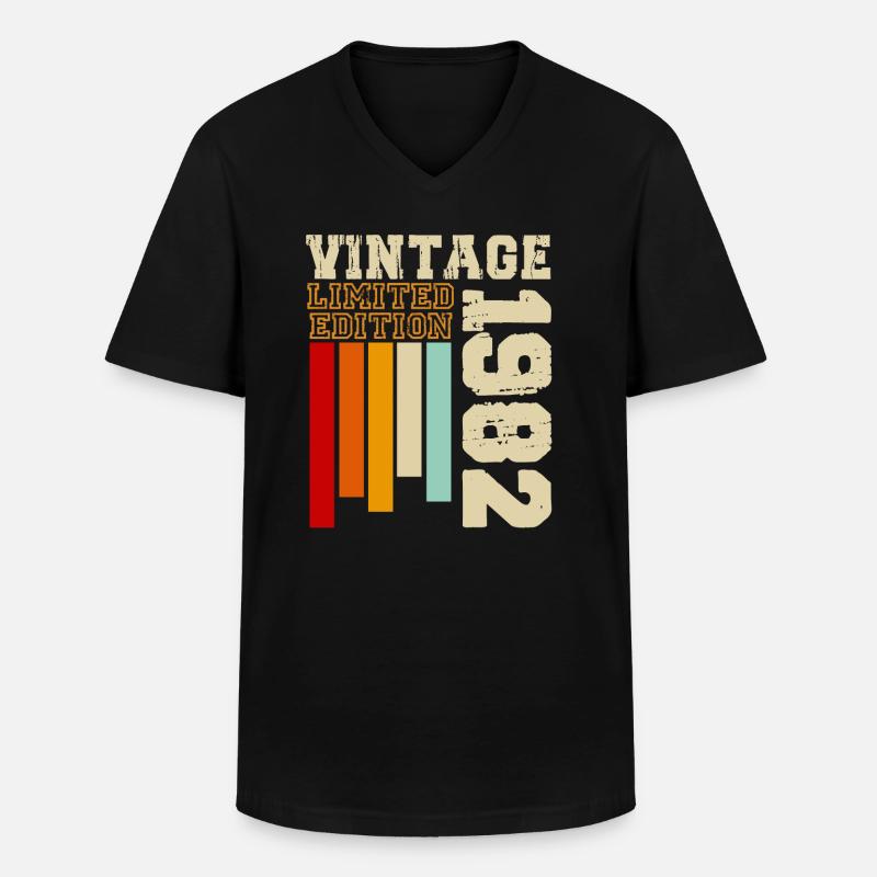 1982 - Männer-T-Shirt mit V-Ausschnitt - Schwarz
