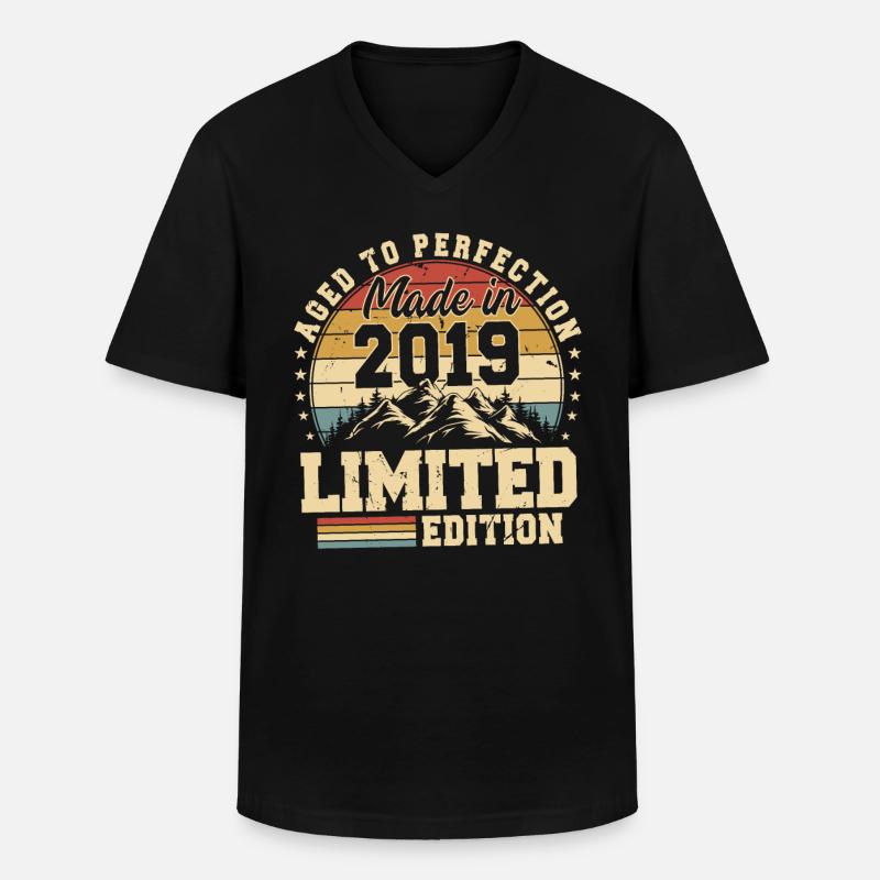 Einzigartig seit 2019 - Männer-T-Shirt mit V-Ausschnitt - Schwarz