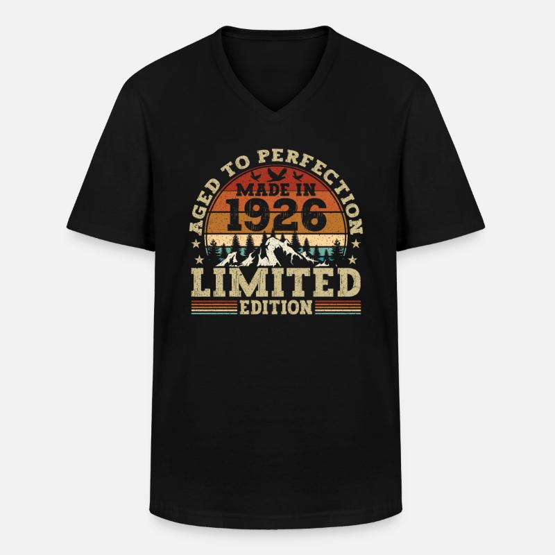 Legendär seit 1926 - Männer-T-Shirt mit V-Ausschnitt - Schwarz