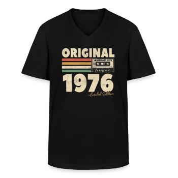 Vintage 1976 Cadeau - Klassiek mannen T-shirt met V-hals - zwart - Voor - AI Model Male 178 dark (178cm)