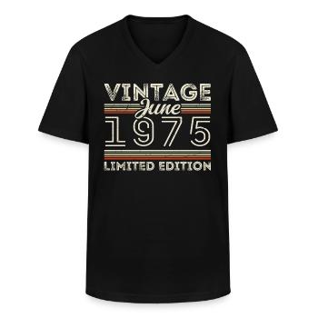 Juni 1975 Juni Geburtstagsgeschenk Juni 1975 - Männer-T-Shirt mit V-Ausschnitt - Schwarz - Vorne - AI Model Male 178 dark (178cm)