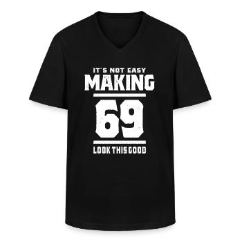 69 Jahre alt - 69. Geburtstag lustiges Geschenk - Männer-T-Shirt mit V-Ausschnitt - Schwarz - Vorne - AI Model Male 178 dark (178cm)