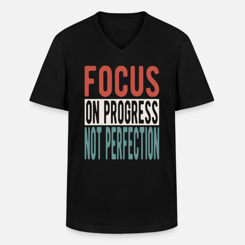 Focus on progress, not perfection - Männer-T-Shirt mit V-Ausschnitt - Schwarz
